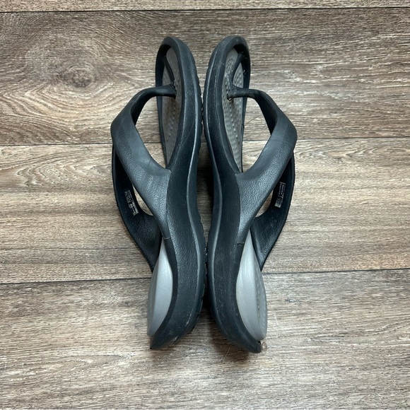 Crocs Flip Flops Men's 12 Black Gray Thong Sandals Pool Beach Casual Comfort - Picture 6 of 11